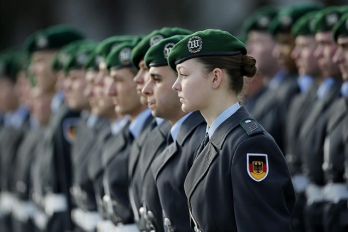 El Ejército alemán planea introducir uniformes premamá para las militares embarazadas