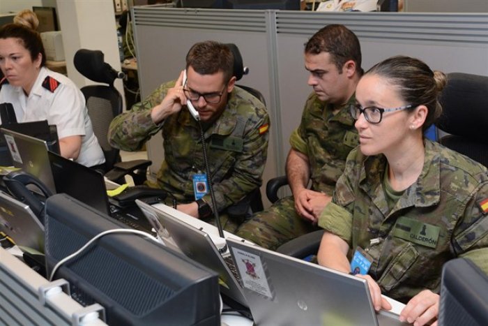 Más de un tercio de las mujeres militares se acogen a reducciones de jornada frente al 3,75% de hombres