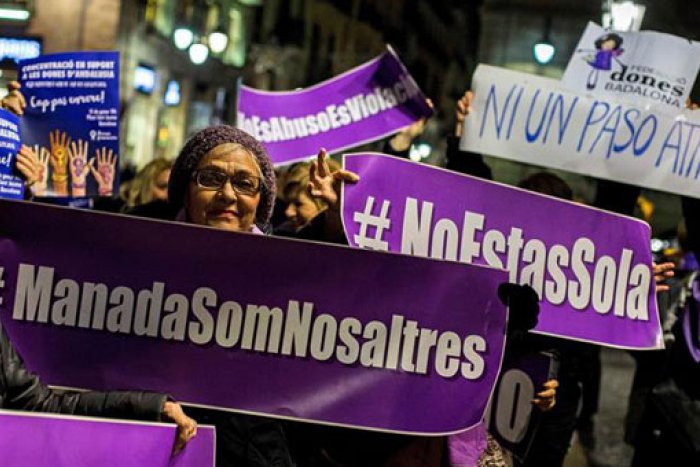 Las mujeres toman la calle para defender sus derechos y dejarle claro a Vox: "No pasarán"