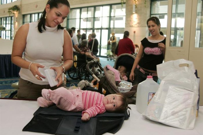 Galicia obliga a colocar cambiadores de bebés en los baños públicos de hombres