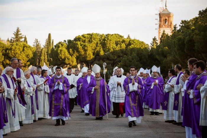 La Conferencia Episcopal avala los cursos de "sanación espiritual" de la homosexualidad y muestra su "afecto" al obispo de Alcalá