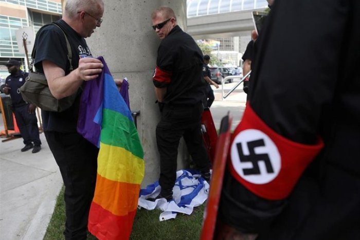 Un grupo neonazi irrumpe en el Desfile del Orgullo en Detroit