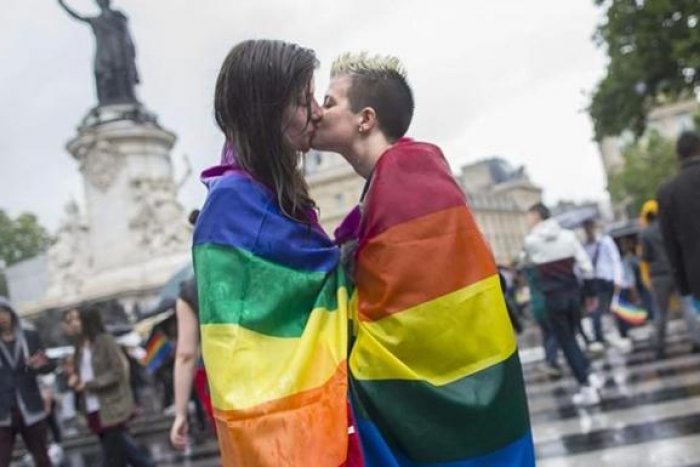 Las parejas de mujeres ya no tendrán que casarse para ser madres