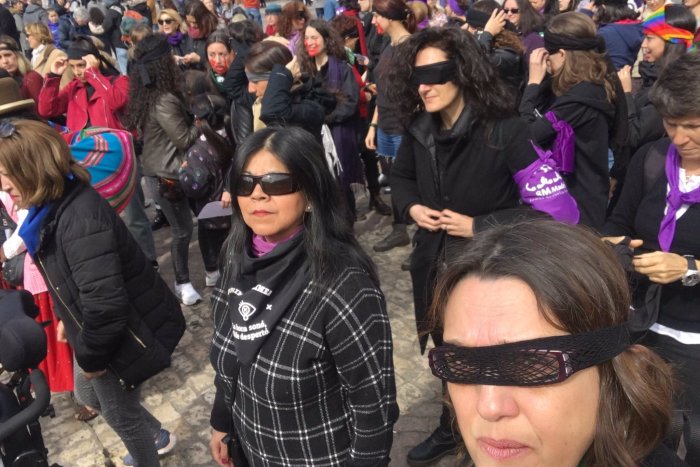 Masiva performance de 'Un violador en tu camino' en la Plaza Mayor de Madrid