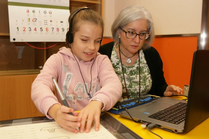 El día a día de los niños ciegos durante el confinamiento: los deberes del cole y ejercicios para reforzar su autonomía