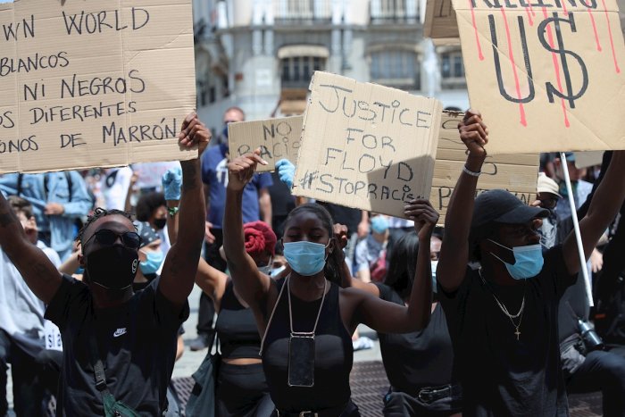 Miles de personas antirracistas marchan por el centro de Madrid desde la embajada de EEUU para denunciar la muerte de George Floyd