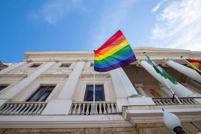 El Ayuntamiento de Cádiz retira este lunes la bandera LGTBI por orden judicial