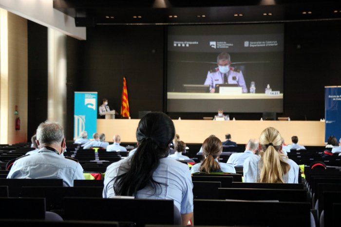 Pocas mujeres y escasa perspectiva de género en la Policía catalana