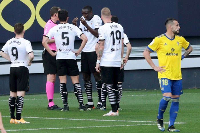 El fútbol español mantiene un protocolo de 2005 que revictimiza y no frena el racismo en los estadios