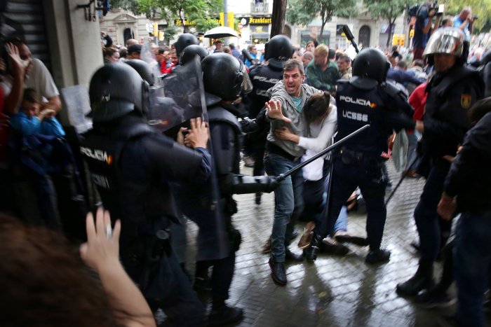 Una jueza de Girona archiva la causa por lesiones a 27 policías durante las cargas del 1-O