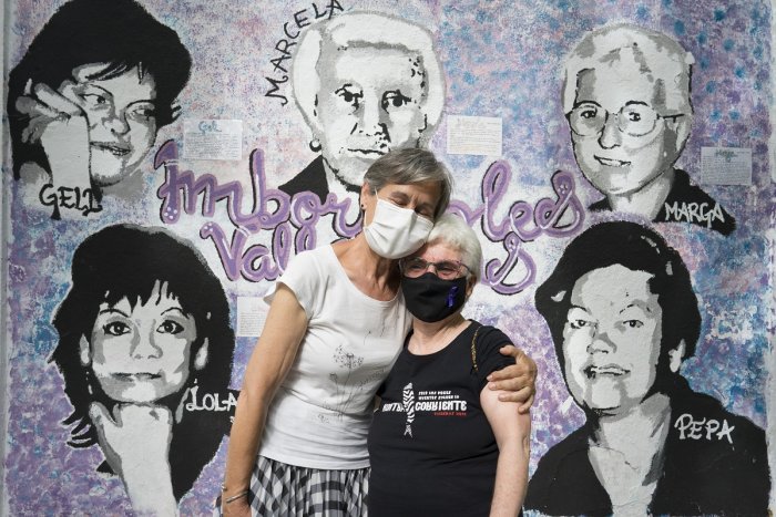 Las protagonistas del mural feminista de Vallecas: "¿Por qué seis mujeres podemos ser peligrosas?"