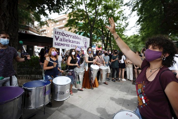 Colectivos vecinales, feministas, culturales y políticos se concentran en defensa del mural feminista de Vallecas