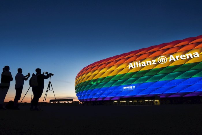 La UEFA prohíbe iluminar el estadio de Múnich con los colores del arcoíris contra una ley homófoba