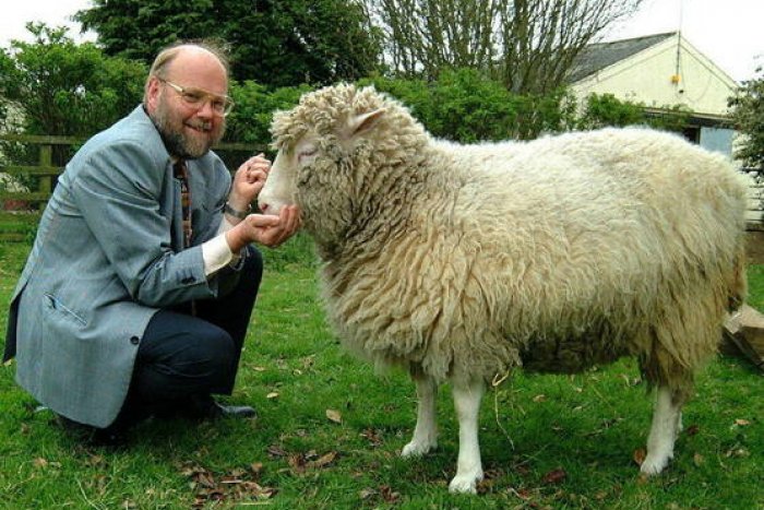 Muere Ian Wilmut, el 'padre' de la oveja Dolly