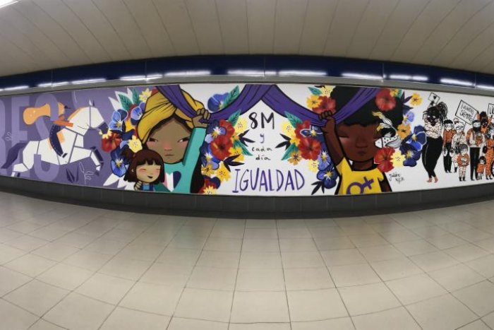 Metro de Madrid retira un mural feminista de una de sus estaciones tras ser vandalizado