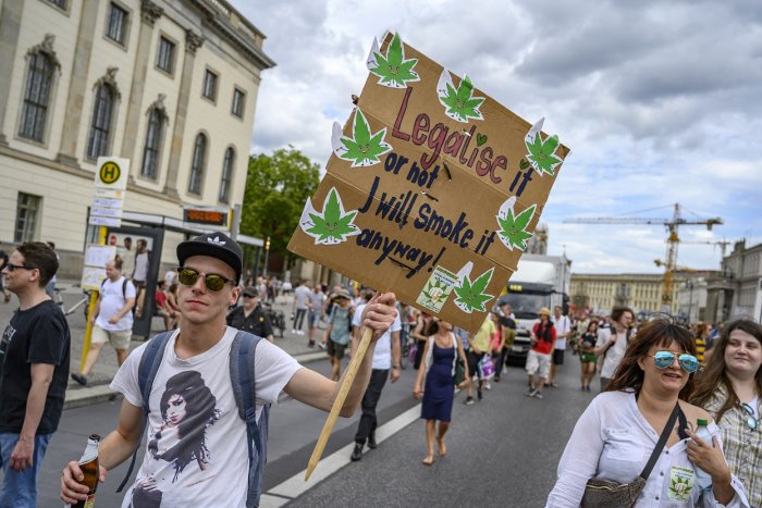 Sumar se fija en Alemania y pregunta al Gobierno su posición sobre la legalización de la marihuana