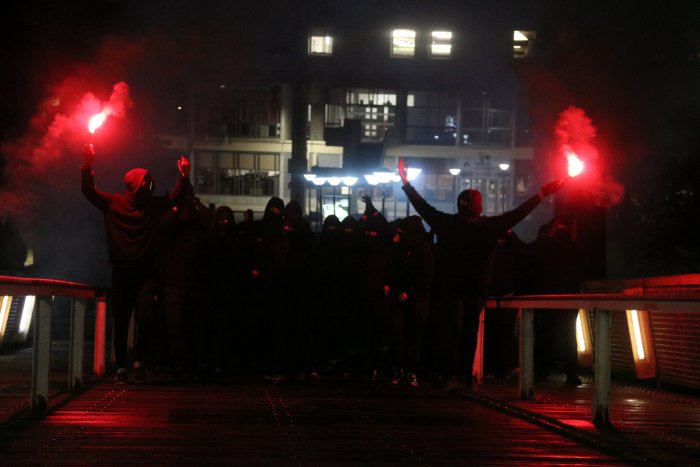 La vaga contra la llei Castells de la universitat arrenca amb el campus de la UAB bloquejat pels estudiants