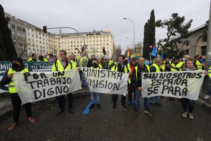 El Govern espanyol tanca un pacte de matinada amb els transportistes per baixar 20 cèntims el litre de combustible