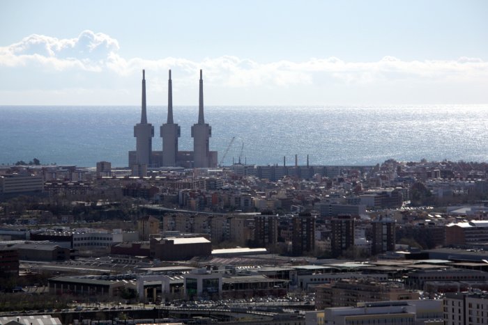 Primeras señales de arranque del proyecto de transformación urbana en la zona de las Tres Chimeneas en Barcelona