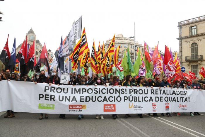 Milers de docents tornen a omplir els carrers de Barcelona en el quart dia de vaga del sector