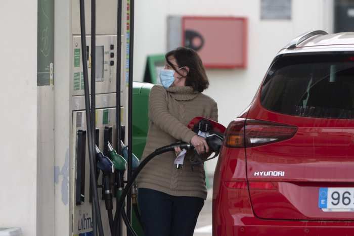 El precio medio del gasóleo bate un nuevo récord y sobrepasa por primera vez al de la gasolina