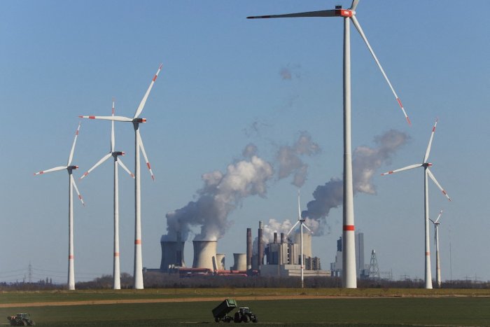El doble salto mortal de la Alemania de Scholz: generar toda su electricidad con renovables y duplicar el gasto militar