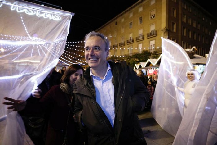 Zaragoza gastó en luces de Navidad cerca de un millón de euros, casi tanto como recorta en ayudas al pequeño comercio