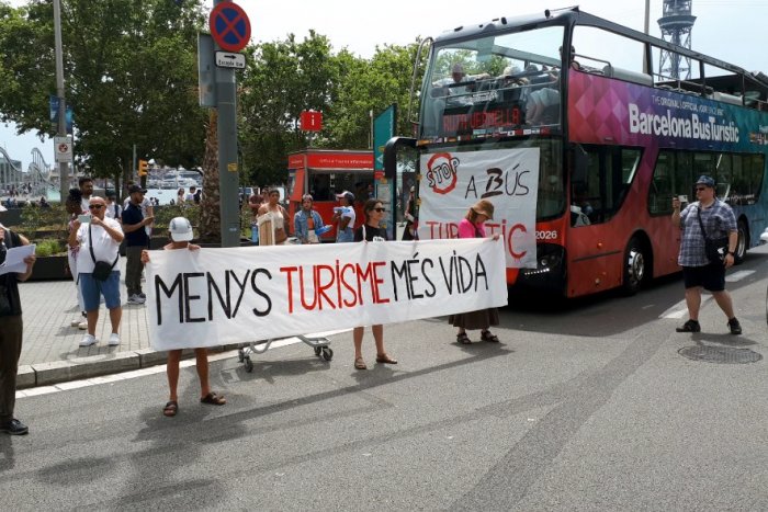 Bloquegen un bus turístic al monument a Colom com a protesta pel retorn del turisme massiu