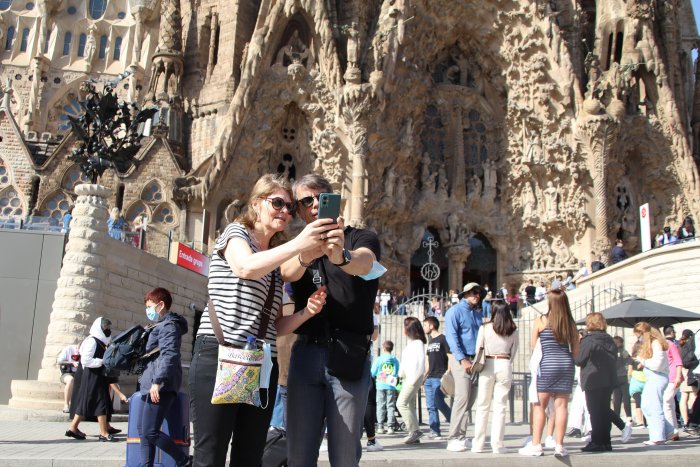 El malestar por el regreso del turismo masivo impulsa el debate sobre la regulación de los cruceros en Barcelona