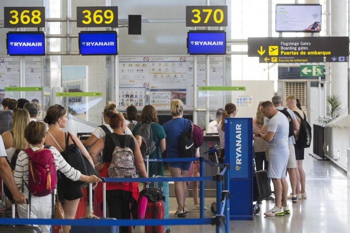 Diez vuelos cancelados y retrasos en 121 en la octava jornada de huelga de Ryanair