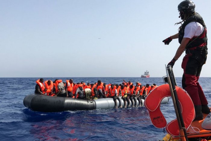 El Ocean Viking rescata a casi 400 migrantes y recibe permiso para atracar en Salerno