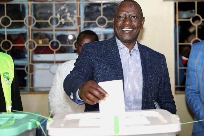 William Ruto parte con una ligera ventaja en el recuento de las reñidas elecciones en Kenia