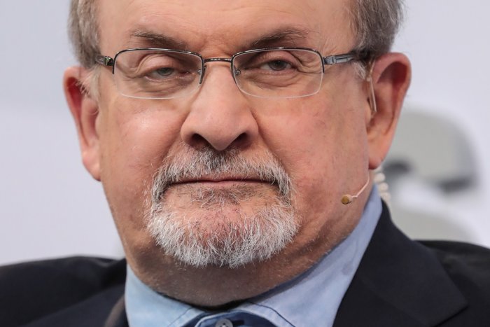 Retiran el respirador a Salman Rushdie, aunque continúa en 'estado crítico'