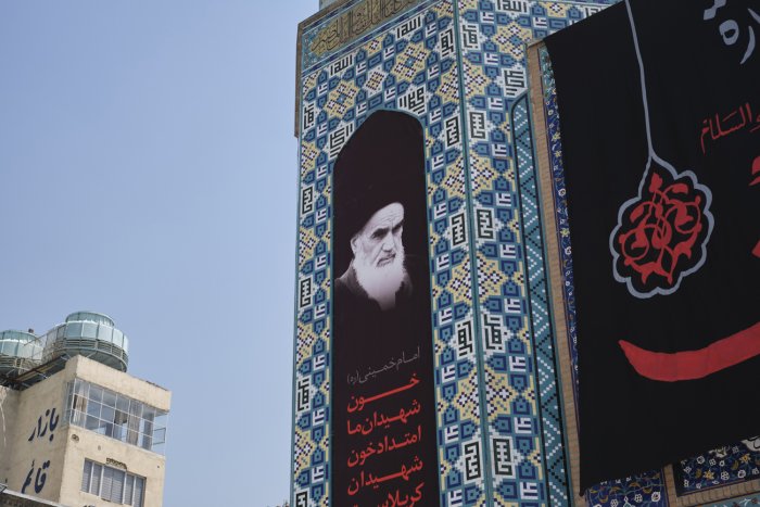 Irán culpa a Rushdie del ataque que sufrió: 'Provocó la ira de los musulmanes'