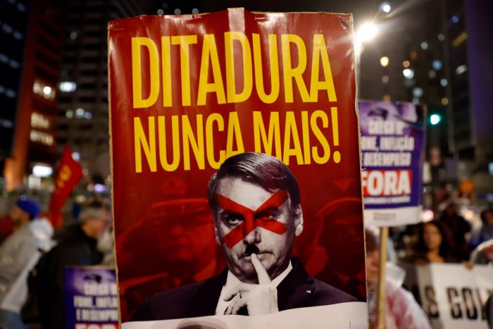 ¿Cómo funcionan las milicias virtuales de Jair Bolsonaro?