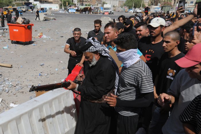 Los seguidores de Al Sadr se retiran del centro de Bagdad tras los disturbios que han causado 35 muertos