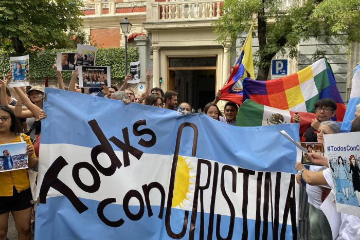 Decenas de personas se congregan en la Embajada de Argentina en España en apoyo a Cristina Fernández de Kirchner