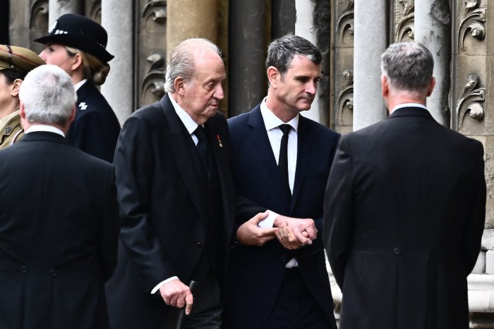 La prensa inglesa llama a Juan Carlos I "deshonra" en el día del solemne funeral de Isabel II