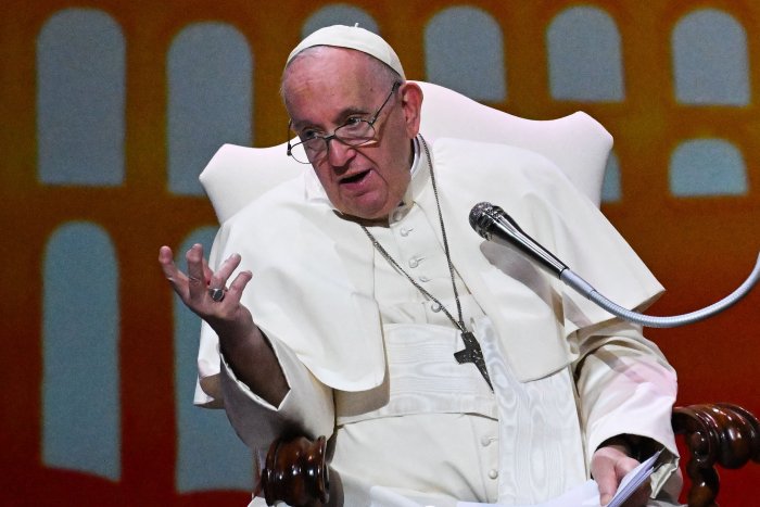 El Papa cuestiona el actual modelo de desarrollo porque 'la tierra arde' y la economía 'mata'