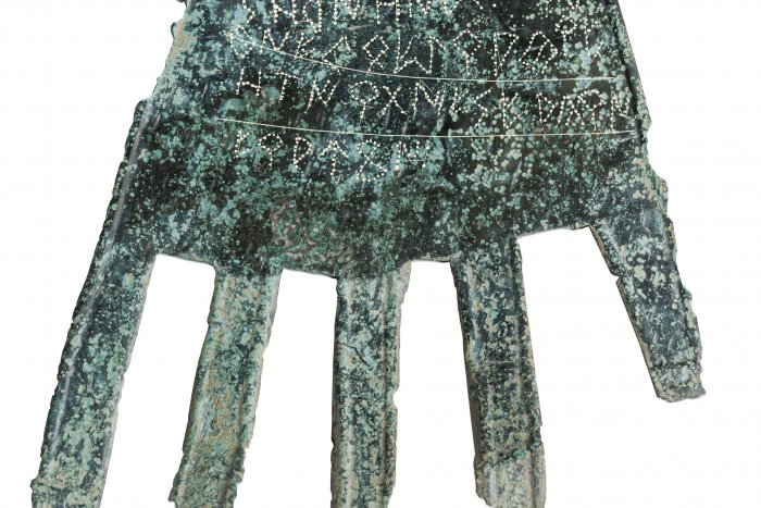 'La mano de Irulegi', el descubrimiento de bronce que sitúa el origen del euskera hace 2.000 años