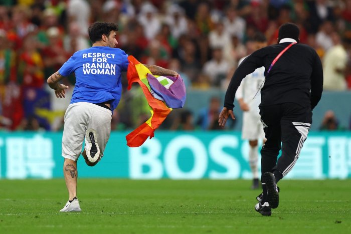 Un espontáneo salta al campo en Catar con una bandera de la paz y una camiseta reivindicativa