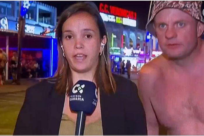 Dos 'hooligans' acosan a una reportera de la Televisión Canaria durante el Mundial de Catar