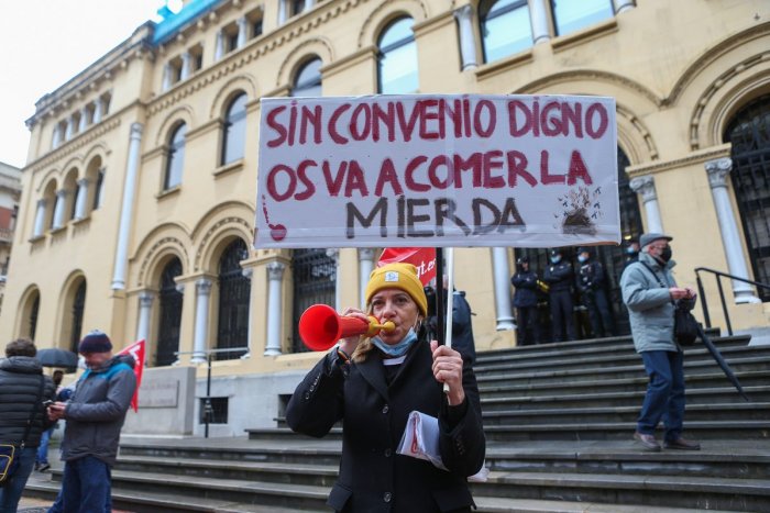 El reparto de los cuidados, el nuevo reto para reducir la brecha salarial entre hombres y mujeres tras la subida del SMI