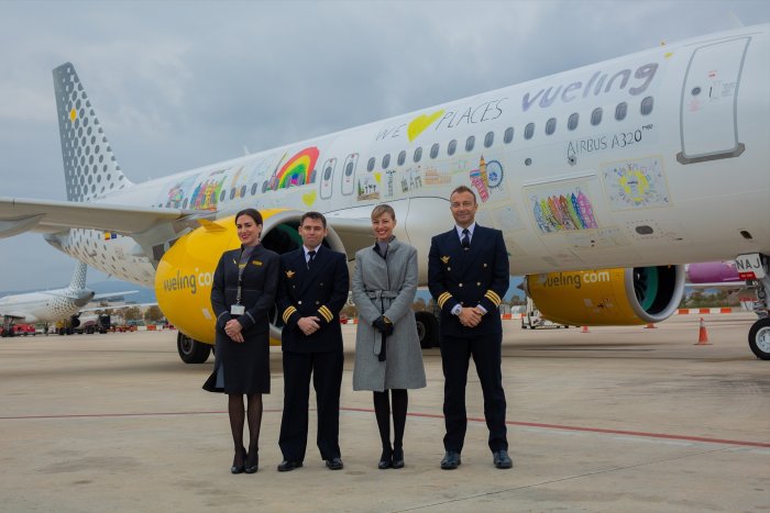 Vueling permite a sus azafatas ir sin maquillar y sin tacones tras la sanción impuesta por sexismo