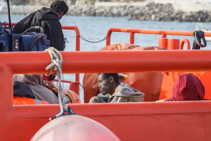 Un muerto entre los casi 200 migrantes que han llegado en un cayuco a Tenerife