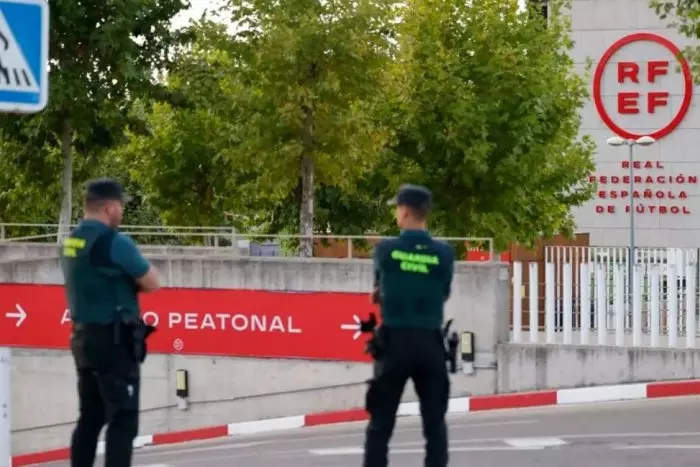 La Guardia Civil registra la RFEF en busca de documentos sobre el 'caso Negreira'