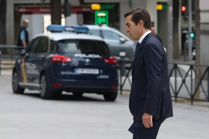 El presidente del BBVA asegura al juez que se enteró por la prensa de que el banco había contratado a Villarejo