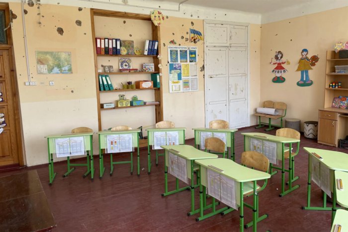 Tanques y bombardeos en el patio del colegio: la guerra en Ucrania destruye 365 centros y daña más de 3.400