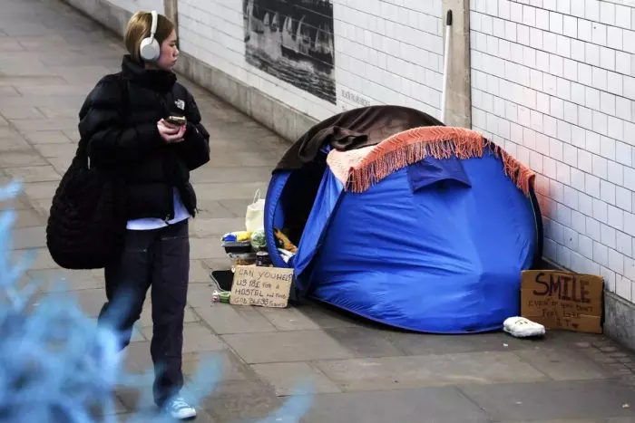 Polémica en Reino Unido por la amenaza de multas a las ONG que dan tiendas de campaña a las personas sin hogar