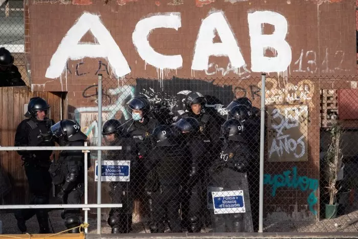 Los Mossos vencen la resistencia del Kubo y la Ruïna y desalojan los icónicos edificios del movimiento okupa de Barcelona